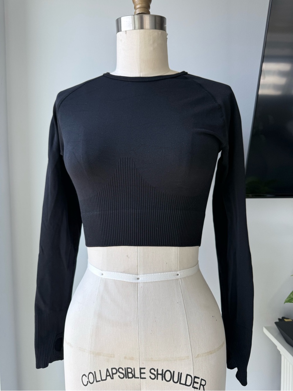 Black Long-Sleeve Seamless Athletic Crop Top size medium